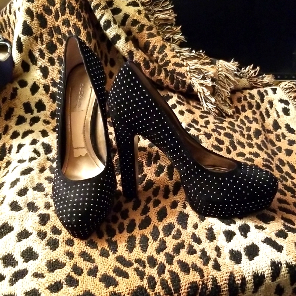 BCBG PUMPS
